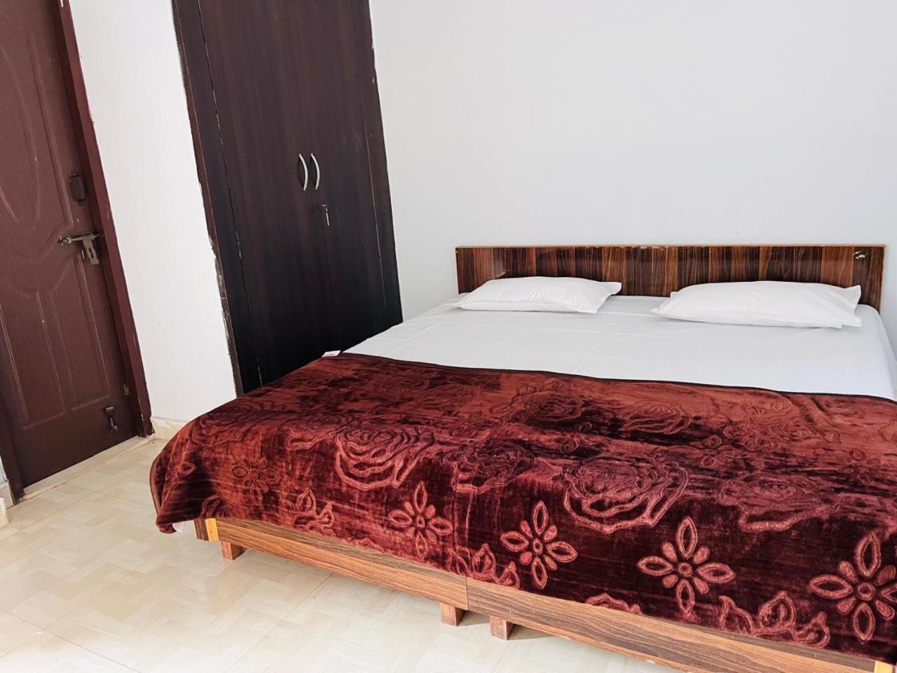 Kaushik Bhawan Hotel Rishīkesh Eksteriør billede