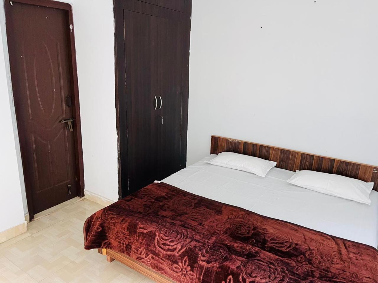 Kaushik Bhawan Hotel Rishīkesh Eksteriør billede